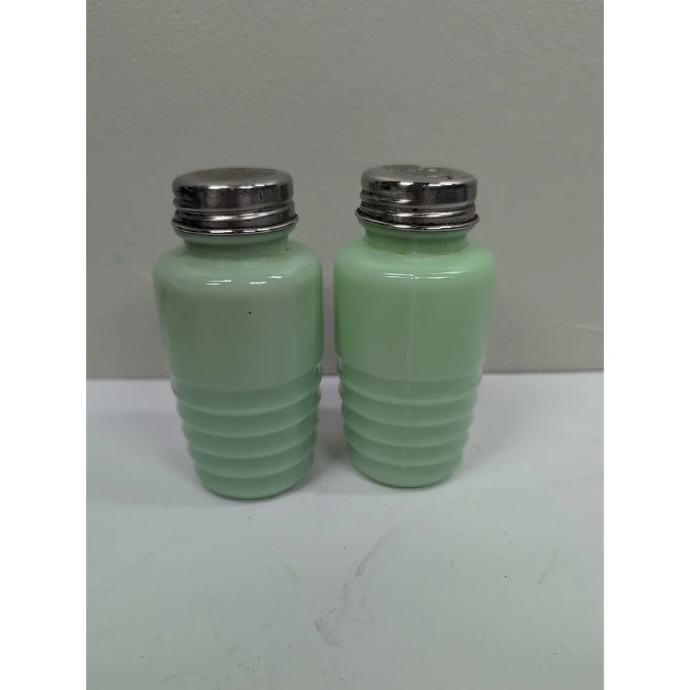 VTG - Jeannette Jade-ite‎ Beehive Salt & Pepper Shaker Set with Lids